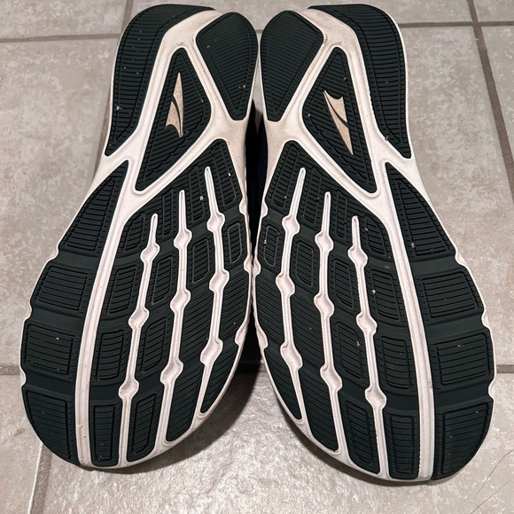 Altra Escalante 3 Men’s size 10.5. - Picture 7 of 8